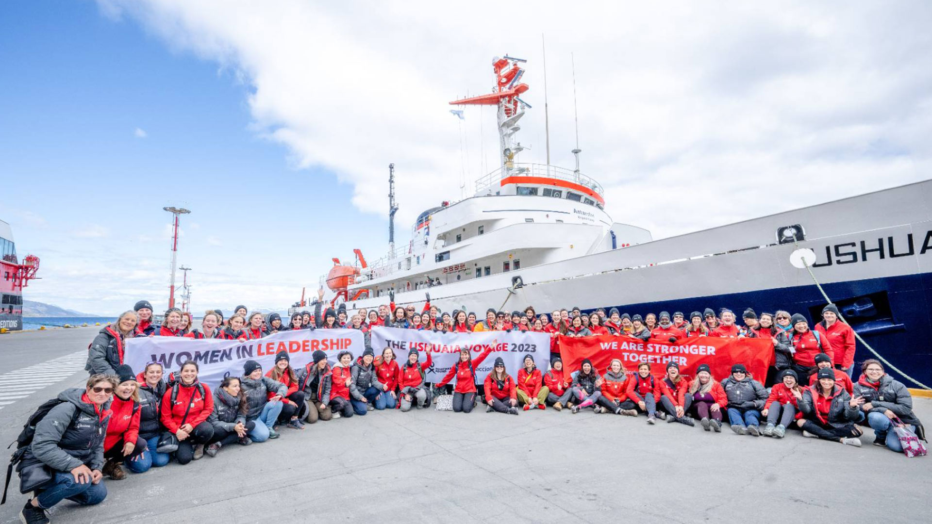 las expedicionarias de Homeward Bound en "Un viaje infinito", un emocionante documental que nos sumerge en el viaje transformador que han realizado 188 mujeres de 25 países a la Antártida, convirtiéndose en la mayor expedición de mujeres realizada al continente helado.