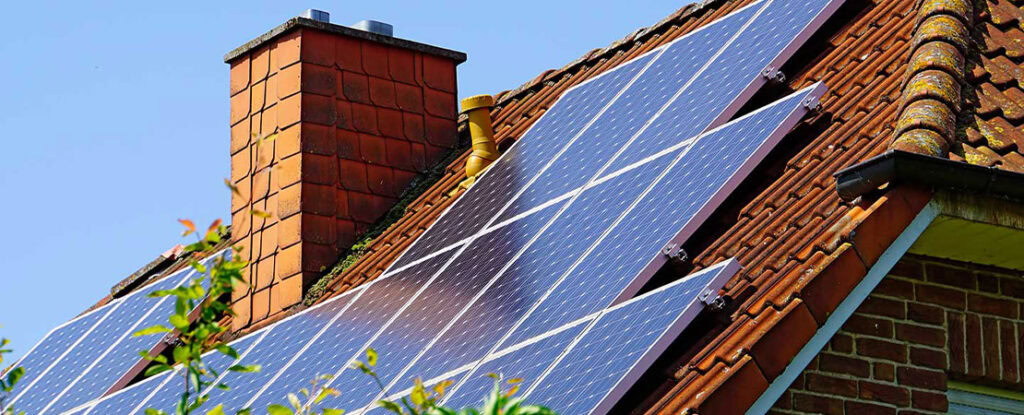 energía solar placas solares en un hogar